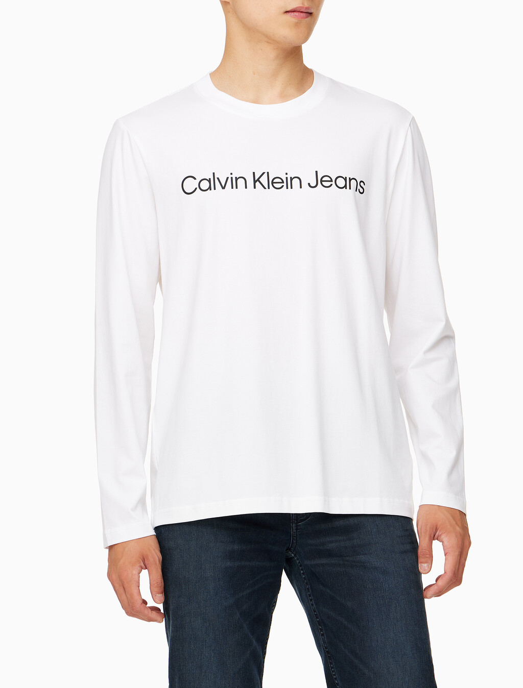 Buy 남성 릴렉스핏 인스티튜셔널 로고 긴팔 티셔츠 in color BRIGHT WHITE