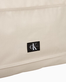 Buy 남성 CKJ 스포츠 에센셜 메신저백 in color BEIGE