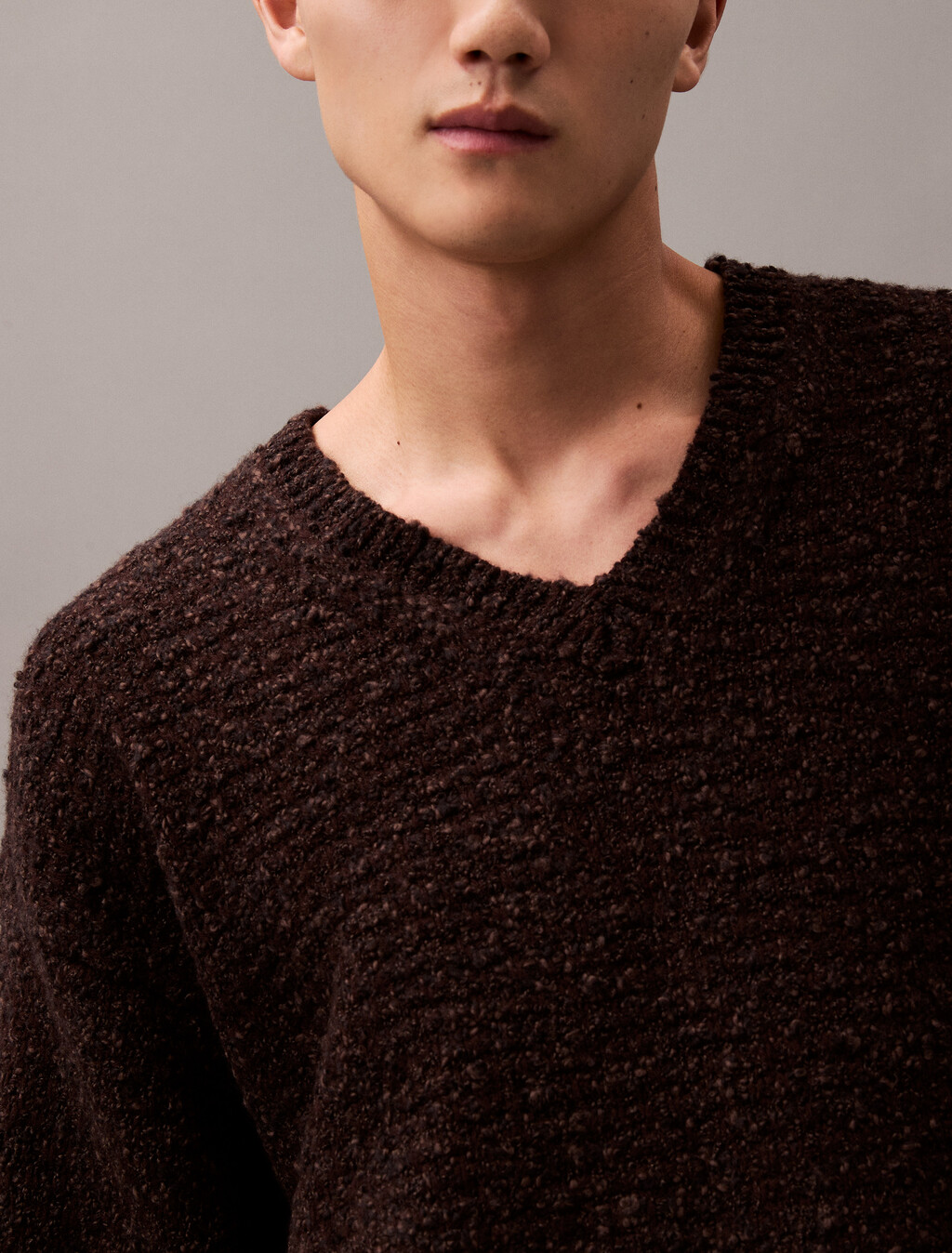Buy 남성 롱슬리브 청키 울 브이넥 스웨터 in color KHAKI