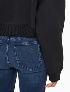Buy 여성 우븐 라벨 브이넥 스웻셔츠 in color CK BLACK