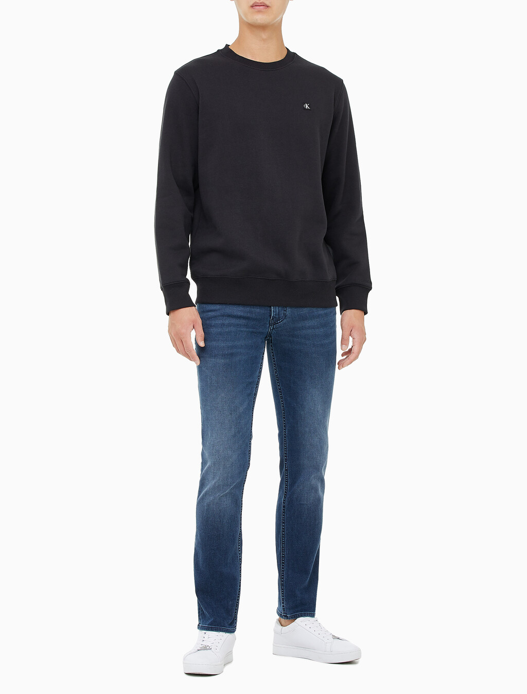 Buy 남성 레귤러핏 CK 뱃지 로고 기모 스웨트셔츠 in color CK BLACK