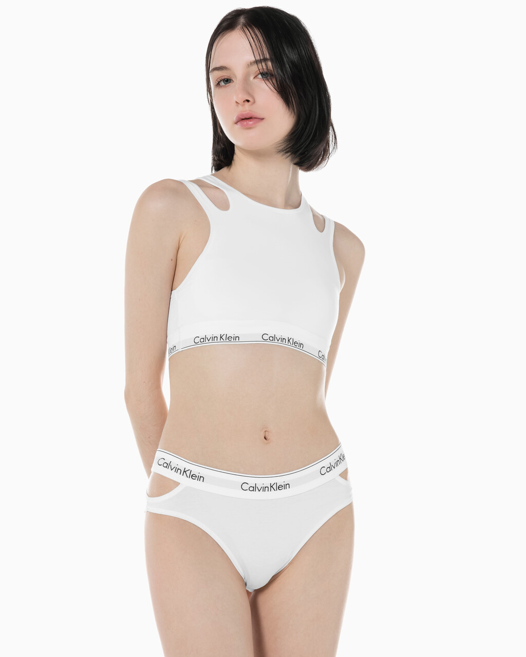 Buy 여성 모던 코튼 디컨스트럭티드 비키니 팬티 in color WHITE