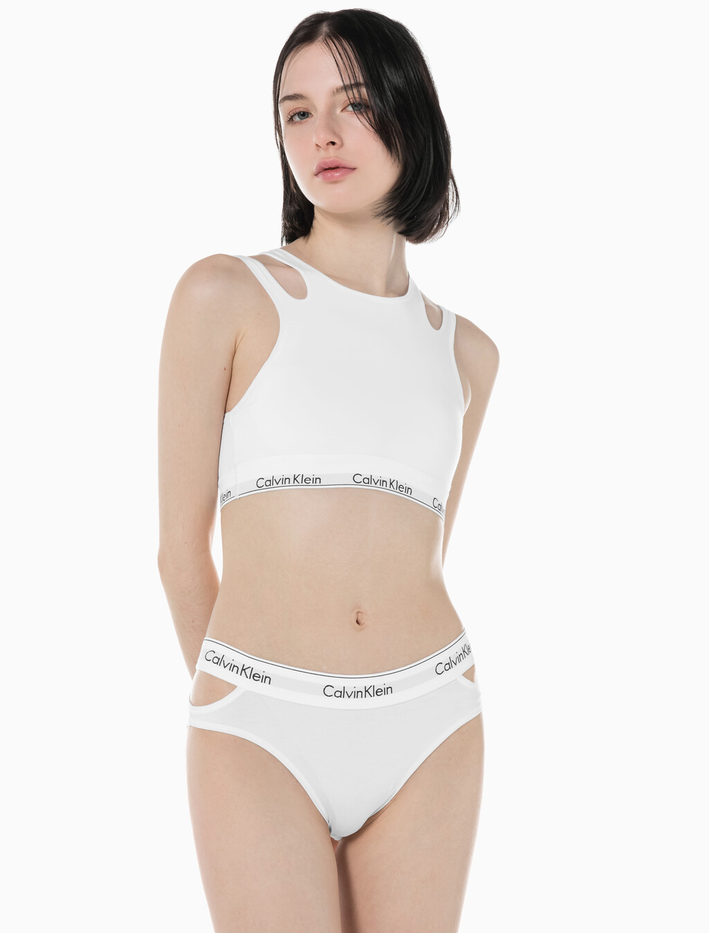 Buy 여성 모던 코튼 디컨스트럭티드 비키니 팬티 in color WHITE