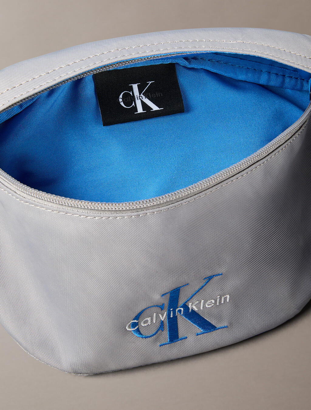 Buy 남성 볼드 로고 나일론 슬링 in color Cloudburst