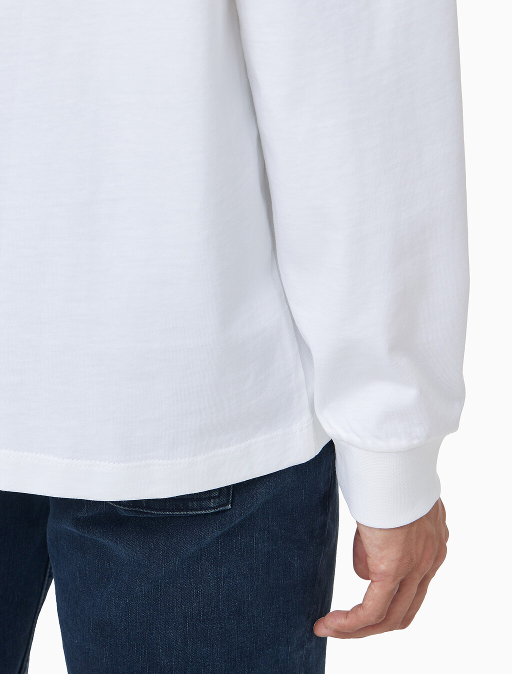 Buy 남성 이지핏 아카이브 로고 긴팔 티셔츠 in color BRIGHT WHITE