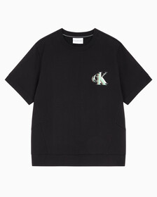 Buy 남성 레귤러핏 오프 플레이스드 모노그램 스웨트 반팔 티셔츠 in color CK BLACK