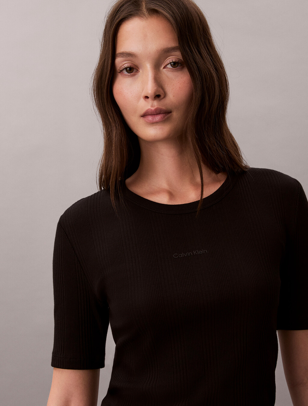 Buy 여성 립 나노 로고 체크 탑 in color BLACK