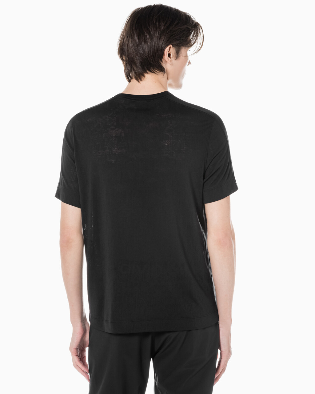 Buy 남성 레귤러핏 숄더 로고 숏슬리브 티셔츠 in color BLACK