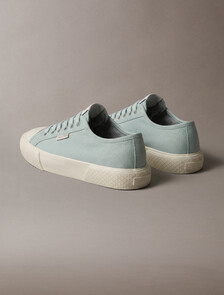 Buy 여성 비비 로우 레이스업 캔버스 스니커즈 in color Light Blue
