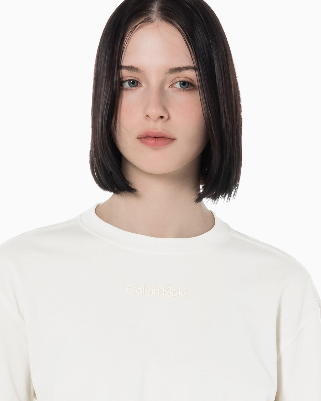 Buy 여성 에센셜 크롭 긴팔 티셔츠 in color WHITE
