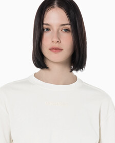 Buy 여성 에센셜 크롭 긴팔 티셔츠 in color WHITE