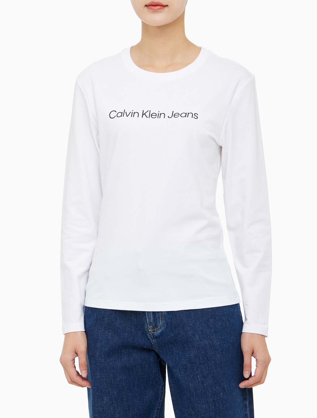Buy 여성 슬림핏 인스티튜셔널 로고 긴팔 티셔츠 in color BRIGHT WHITE