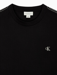 Buy 남성 릴렉스핏 탑스티치 패치 로고 반팔 티셔츠 in color BLACK
